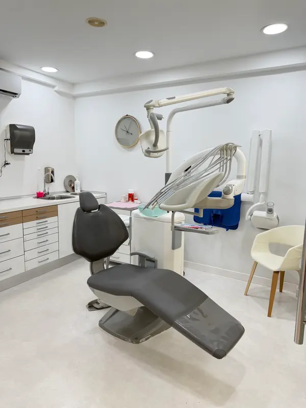 Gabinete dental con sillón gris